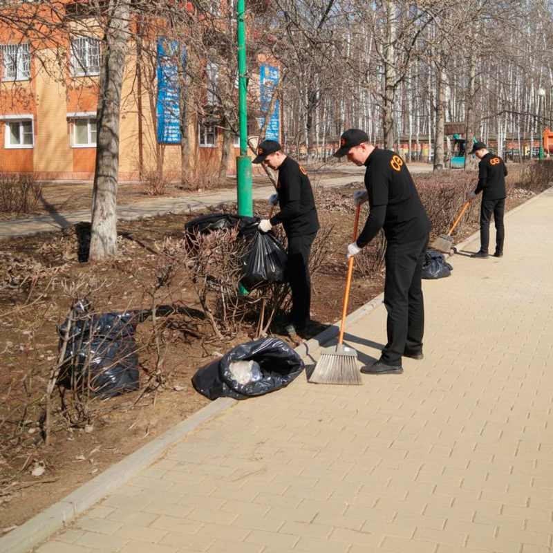 Уборка листьев в Лакинске